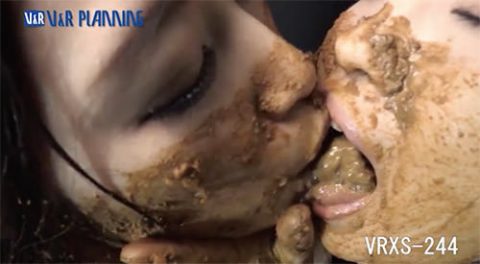 レズスカトロで飲尿や食糞で体中ウンコまみれ。ウンコフェラあり。